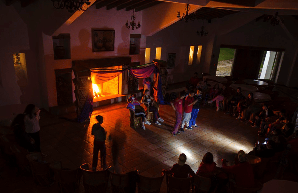 Actividad nocturna junto a la fogata en Rancho Los Leones