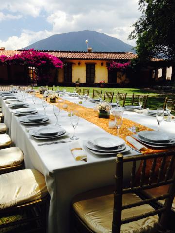 Montaje de banquete al aire libre en Rancho Los Leones