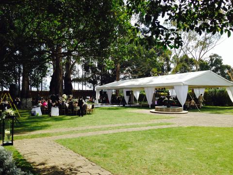 Carpa para eventos en los jardines de Rancho Los Leones